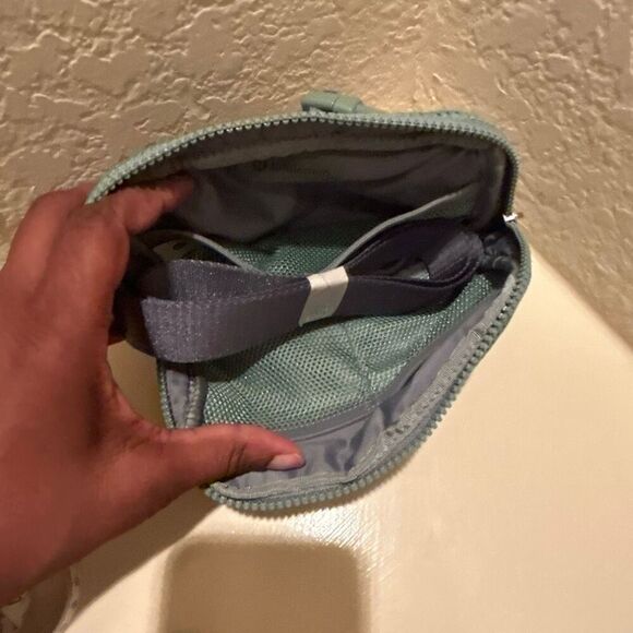 Lululemon Everywhere Belt Bag Knit Mesh Crater Blue Fanny Pack Waist Bag NWT - Picture 4 of 10